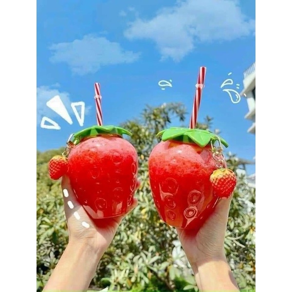 Bình Đựng Nước Nhựa 500ML Kiểu Dáng Quả Dâu Tây Tặng Kèm Ống Hút Và Mốc Khóa Trái Dâu Cute