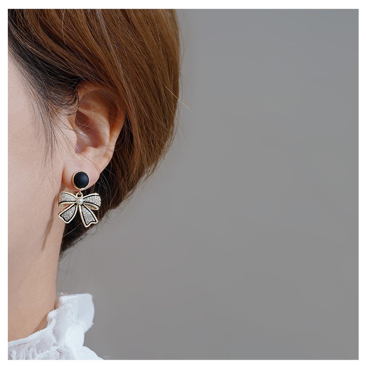 Khuyên Tai Nơ Đen Phong Cách Hong Kong 2022