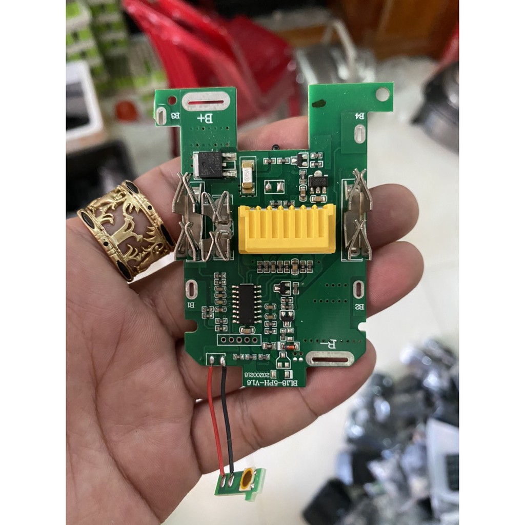 Vỏ mạch Makita 18V có cân bằng, Led báo pin  và nhận sạc zin, có tem đáy.
