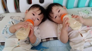 Bình sữa Upis cho bé