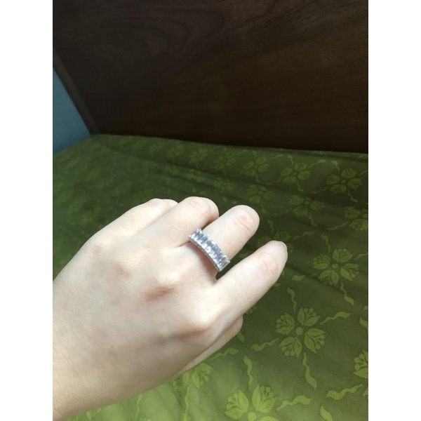 Nhẫn 9 viên đá ngang siêu sáng, cạnh nạm đá cz nhỏ bạc thật phủ vàng trắng sang trọng