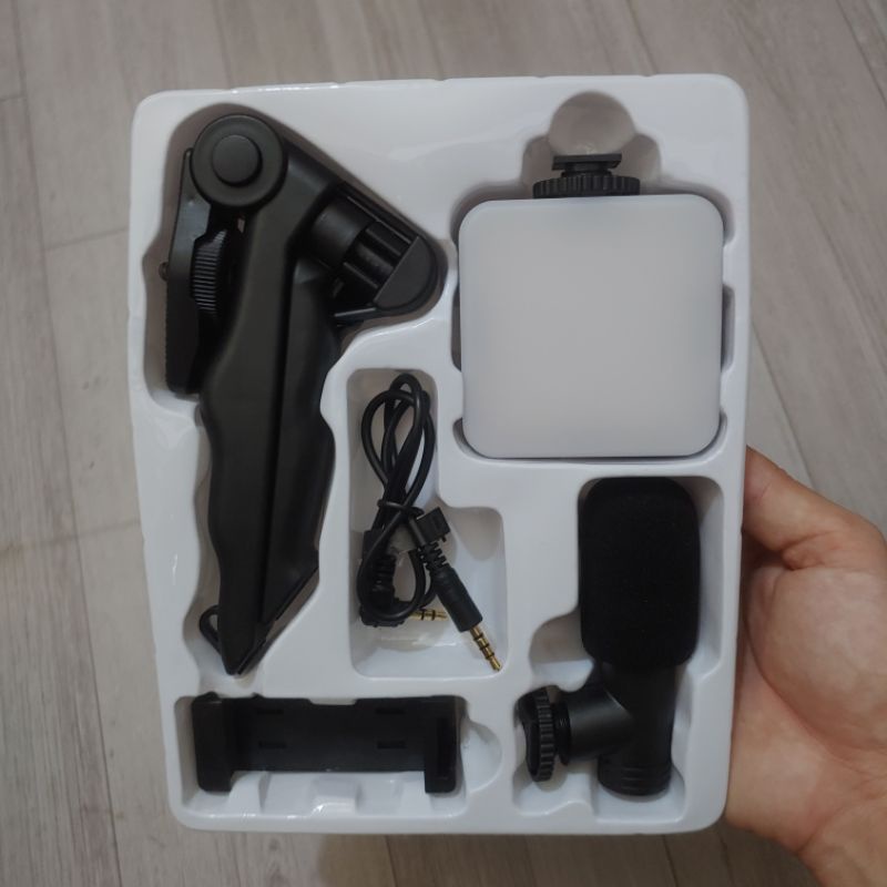 Giá Đỡ Điện Thoại Cầm Tay Có Đèn Và Mic Thu Âm- Quay Vlog,Video,Chụp Ảnh.