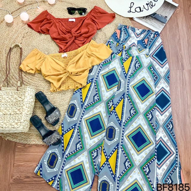 Set trang phục áo Croptop màu trơn xoắn eo lưng thun ngắn tay và quần dài ống loe thổ cẩm lưng thun