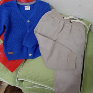 Áo len + quần kaki mềm.