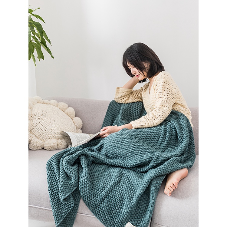 Chăn len phối tua rua phong cách Bắc Âu cho nhân viên văn phòng