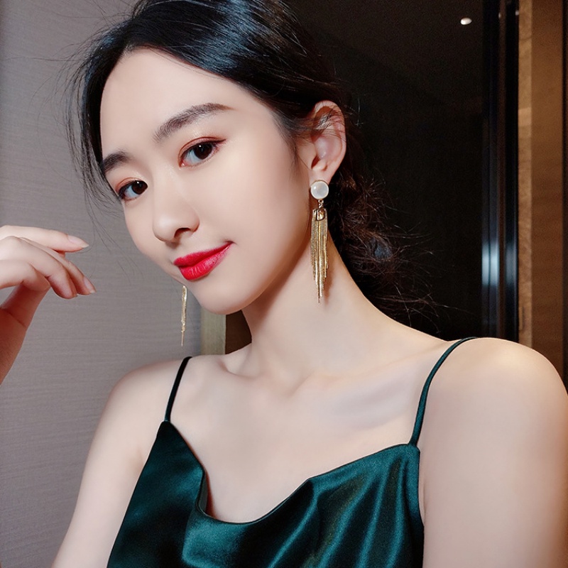 Đôi Khuyên Tai Dài Tua Rua Hình Chữ D Phong Cách Âu Mỹ Cao Cấp