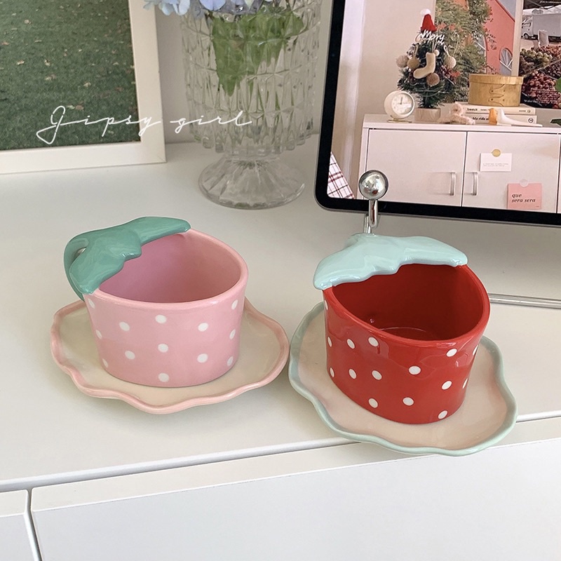 Set cốc + đĩa hình dáng Trái Dâu chất liệu gốm sứ đáng yêu