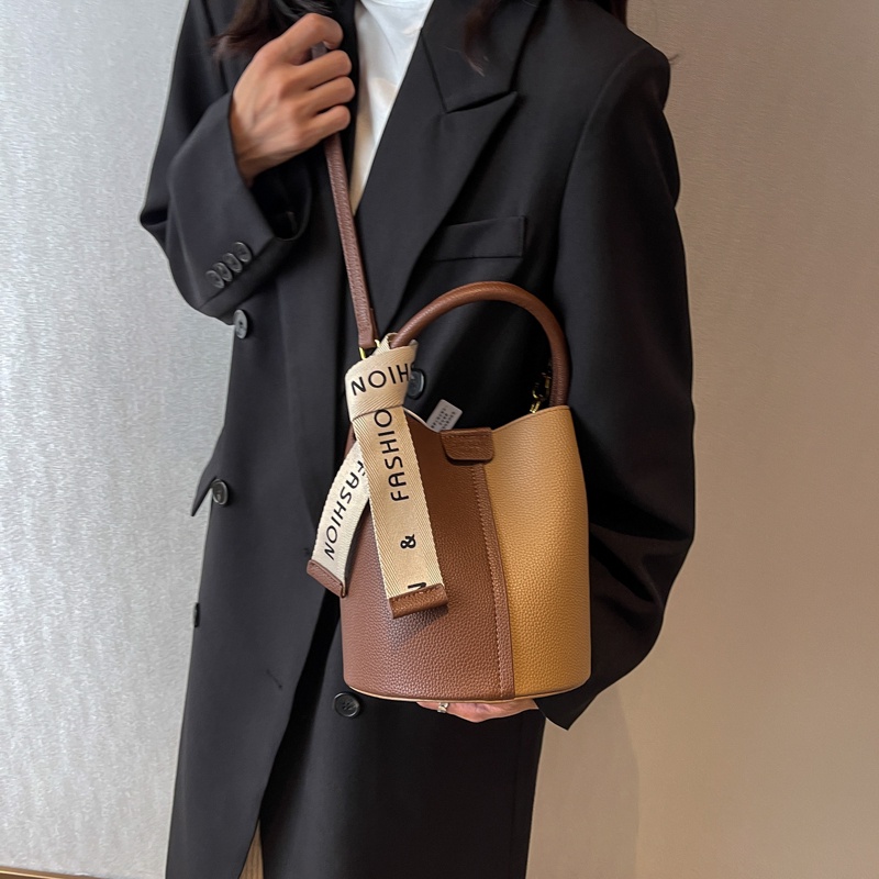 Túi đeo chéo Chaika Kilter CK1365 phối màu tương phản nhỏ gọn thời trang cho nữ