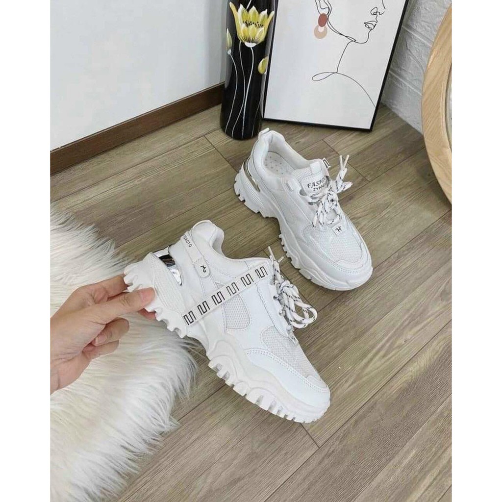 Giày sneaker độn đế khuy