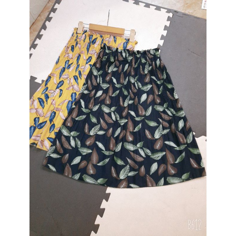 Chân váy hoa dập ly