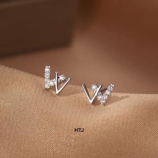 1 chiếc nụ tai bạc chữ w