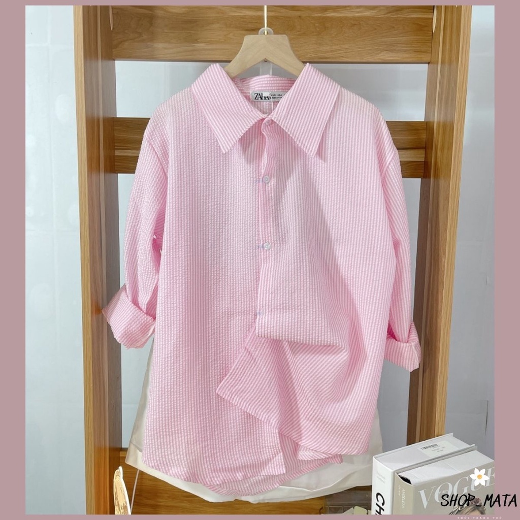 Áo sơ mi dài tay sọc hồng, mix với quần sooc trắng nữ tính ngọt ngào. | BigBuy360 - bigbuy360.vn