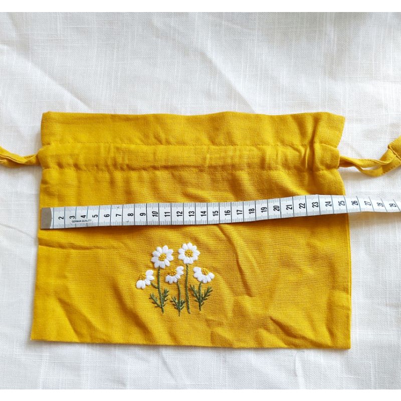 Túi rút vải linen thêu tay.