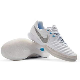 Giày bóng đá sân futsal và sân cỏ nhân tạo