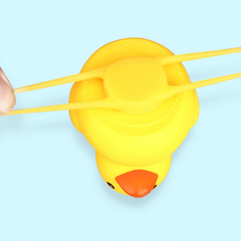 Vịt vàng đồ chơi kèm mũ bảo hiểm nhỏ nhắn dễ thương gắn xe đạp