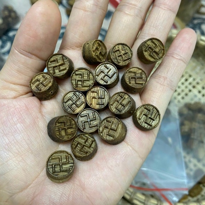 Charm Chữ Vạn Trầm Hương Tốc