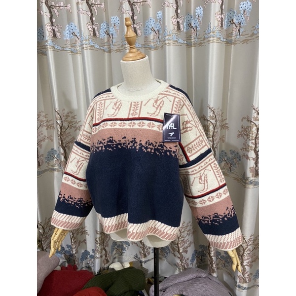 Áo len thổ cẩm dáng rộng, chất len dày dặn