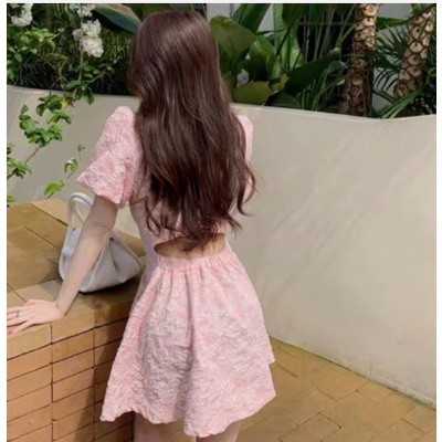 Váy gấm hở lưng hoạ tiết nổi tay bồng xinh xắn