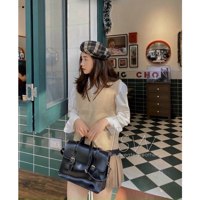 Set áo sơ mi trắng dài tay kèm chân váy nâu và áo len ghile