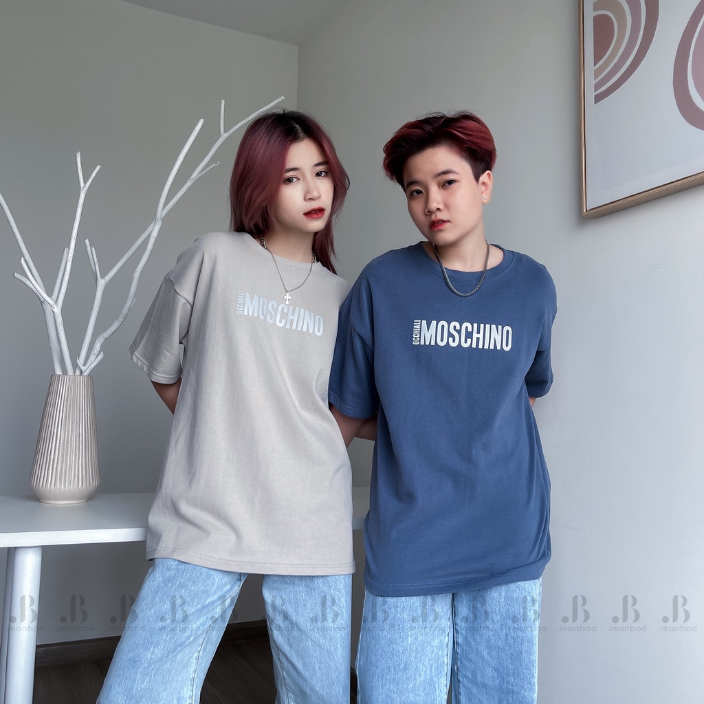 Áo phông nữ tay lỡ freesize, áo thun couple trắng đen Moschino unisex form rộng - Jeanboo