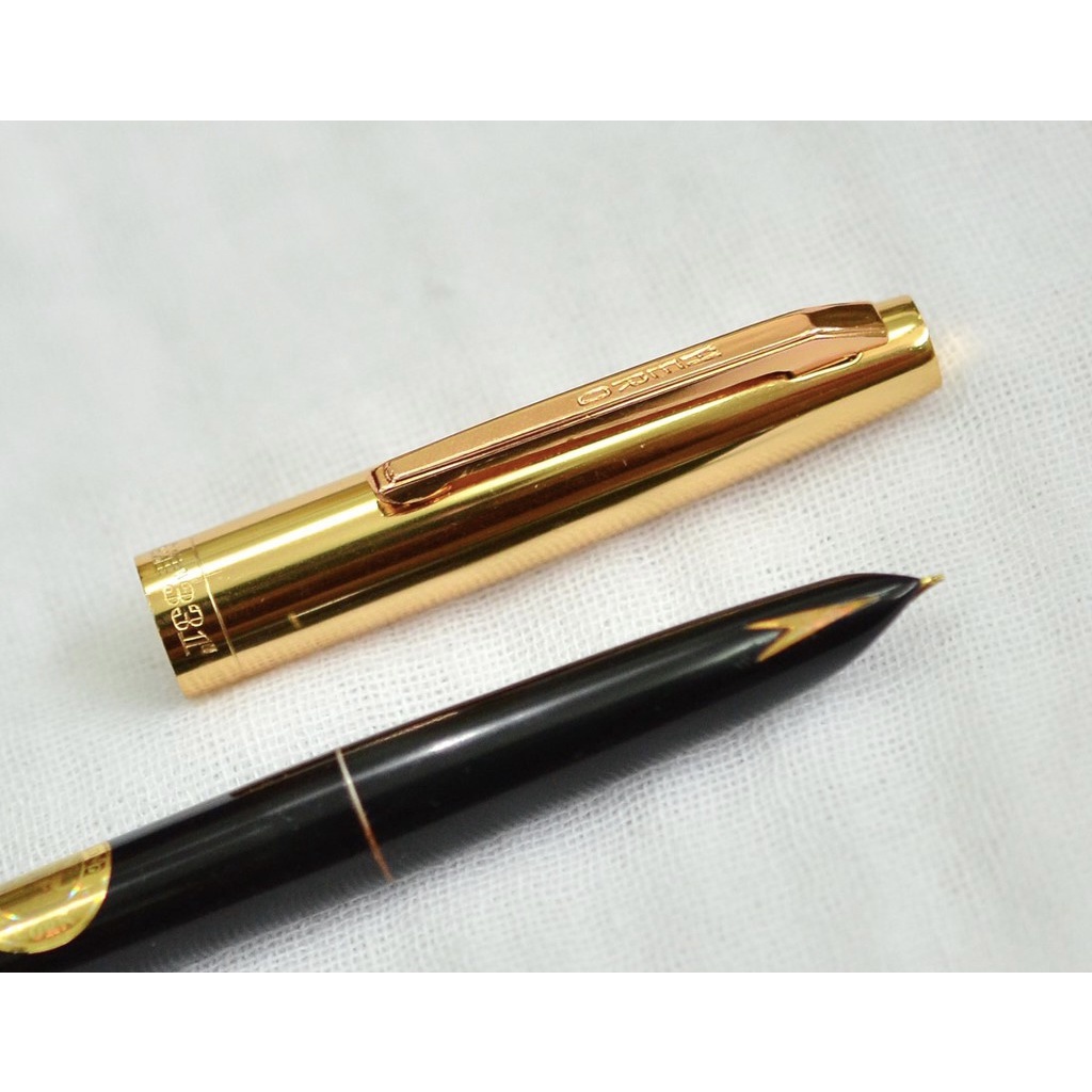 Bút máy Hero 311 ngòi bút nhỏ, giúp mực ít dính vào tay khi viết