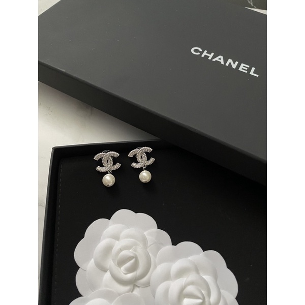 Khuyên tai thương hiệu hót gơ sang chảnh đính đá