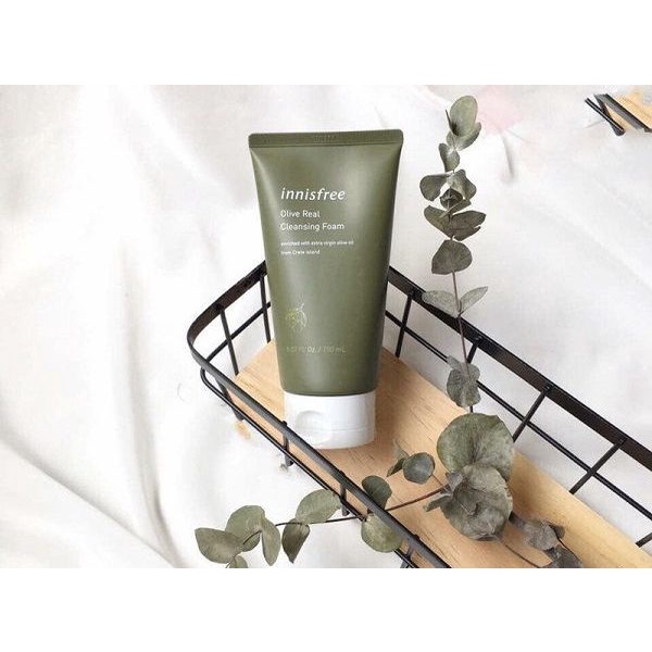 Sữa rửa mặt dưỡng ẩm Innisfree Olive Real Cleansing Foam 150G