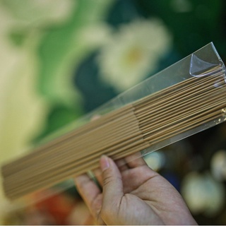 Nhang trầm thắp hương.