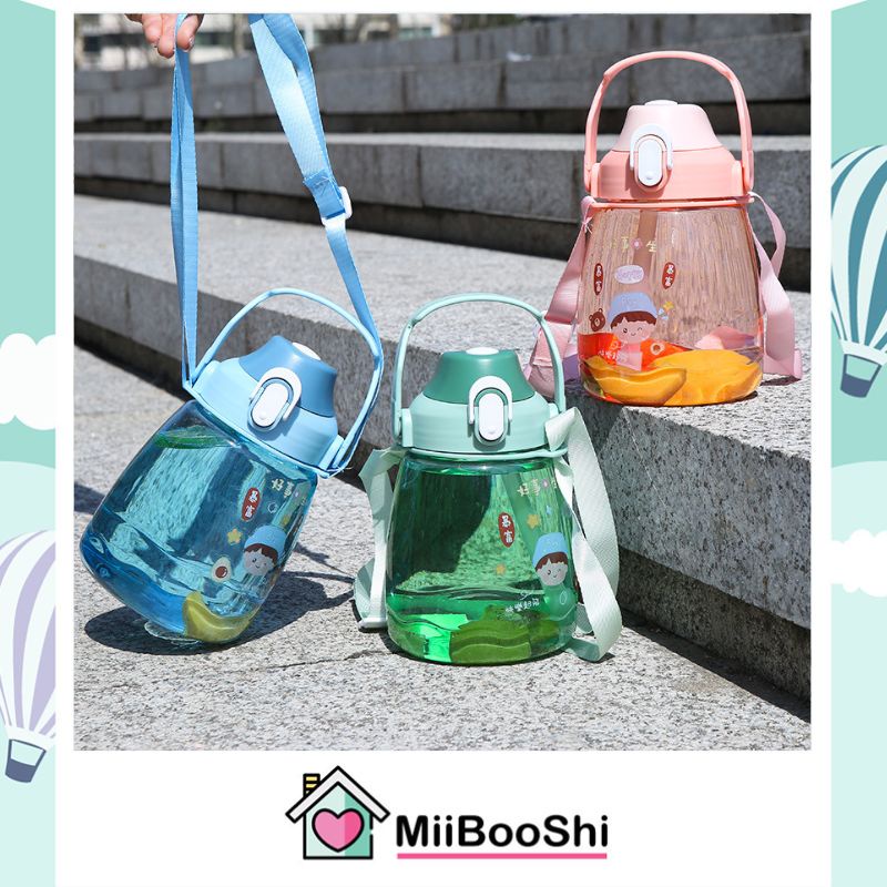 Bình nước kèm ống mút đàn hồi có dây đeo dung tích 1,1 lít có sticker đáng yêu Miibooshi D2.088.HO
