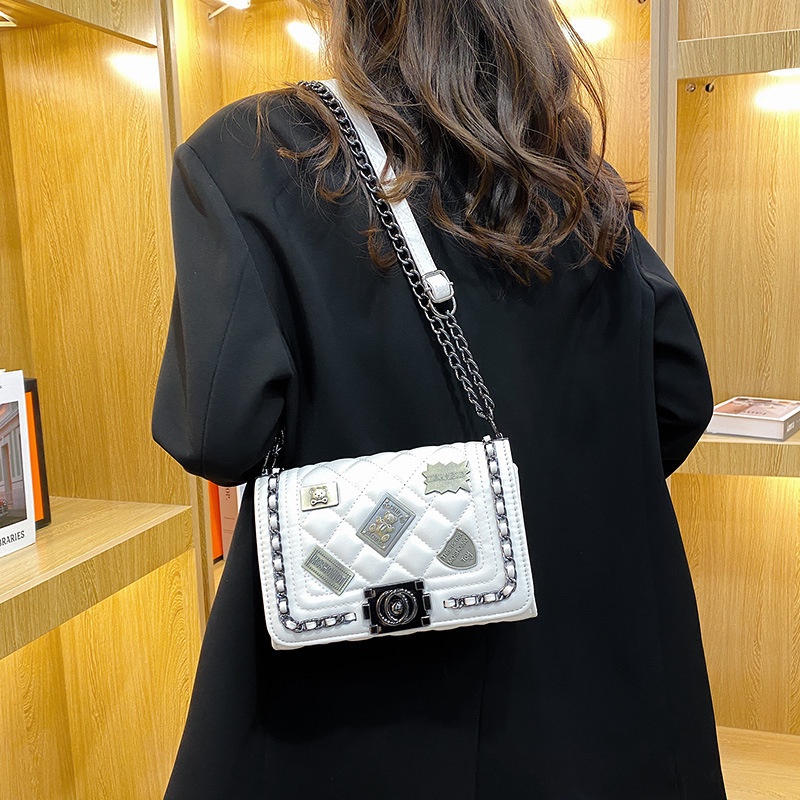 Túi xách IELGY vuông nhỏ dây xích đeo chéo hoạ tiết hình thoi đính huy hiệu retro