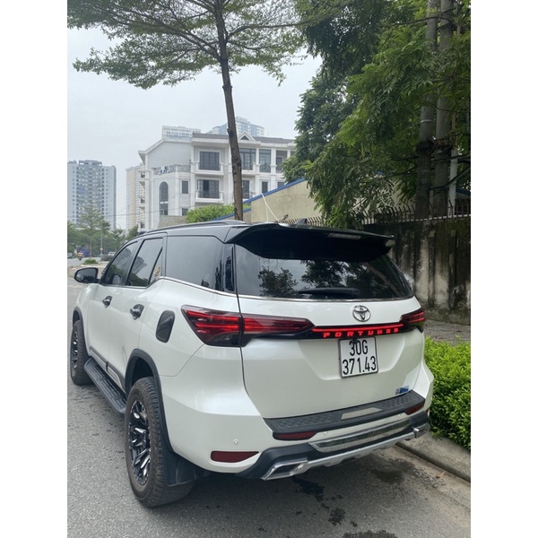 Led cốp sau xe fortuner 2017-2022 đèn 2 màu đen và đỏ cao cấp