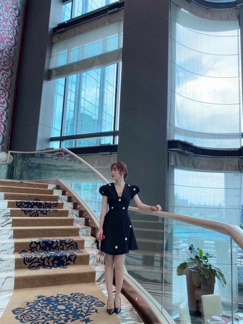 [Mã WASTMAY giảm 15% tối đa 30K đơn 150K] Đầm xoè đen đính hoa nổi | BigBuy360 - bigbuy360.vn