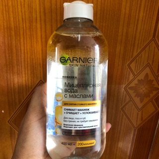 Nước tẩy trang Garnier màu vàng