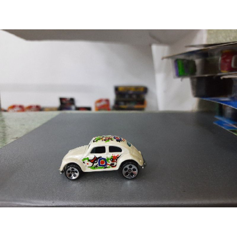 xe Hot Wheels Volkswagen Beetle màu trắng