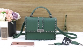 Túi valentino viền đinh mới