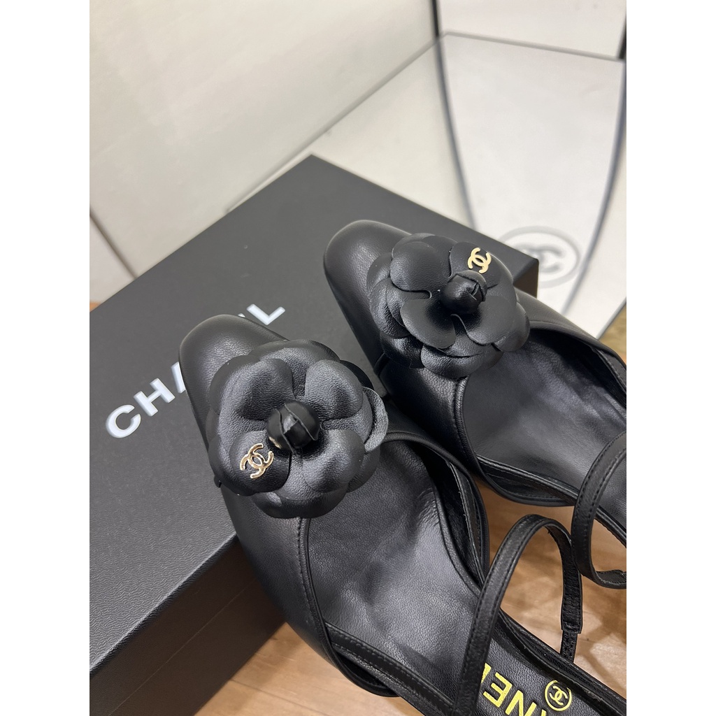 Giày cao gót nữ da thật thời trang cao cấp 𝘾𝙝𝙖𝙣𝙚𝙡 𝘾𝙝𝙖𝙣n𝙚𝙡 CN thiết kế đính bông hoa ở mũi giày, phong cách thanh lịch