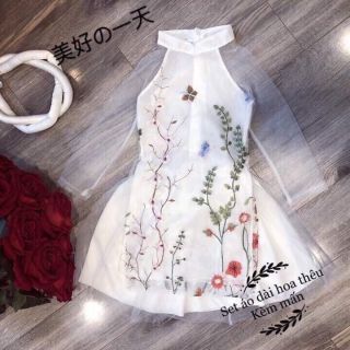 Áo dài thuê hoa con vang và trắng