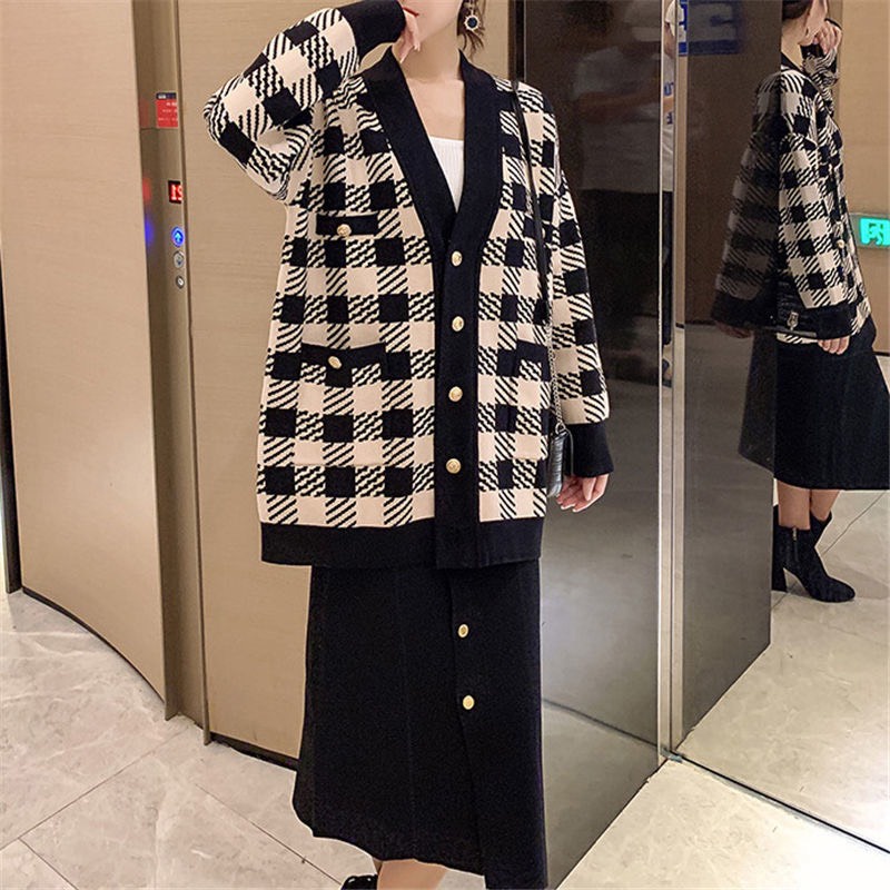 Áo cardigan kẻ caro đen trắng dáng dài trùm mông cực sang chảnh | BigBuy360 - bigbuy360.vn