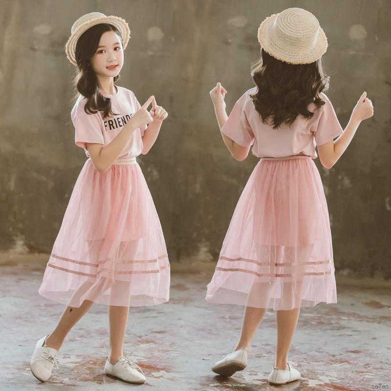 Đầm giả hai mảnh tay ngắn in chữ màu trơn dành cho bé gái