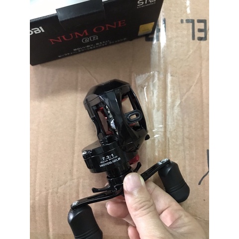 Máy ngang Ryobi NumOne có 2 màu xanh và đỏ y như hình 6havsja