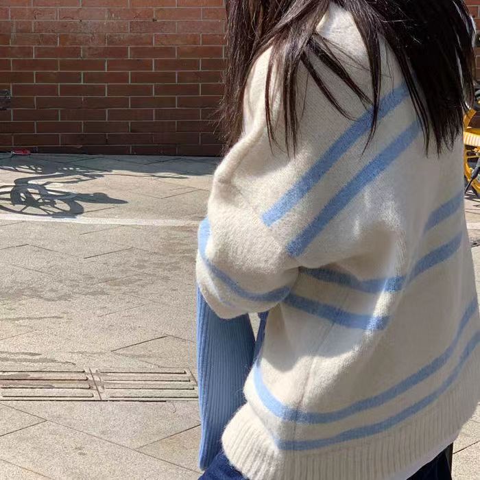 Áo sweater dáng rộng cổ chữ V kẻ sọc màu xanh dương mềm phong cách trẻ trung