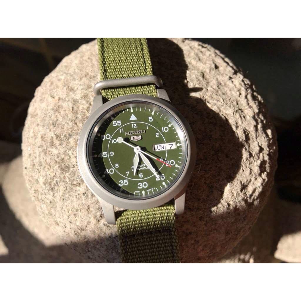 Đồng hồ nam Seiko 5 SNK805K2 dây vải xanh quân đội