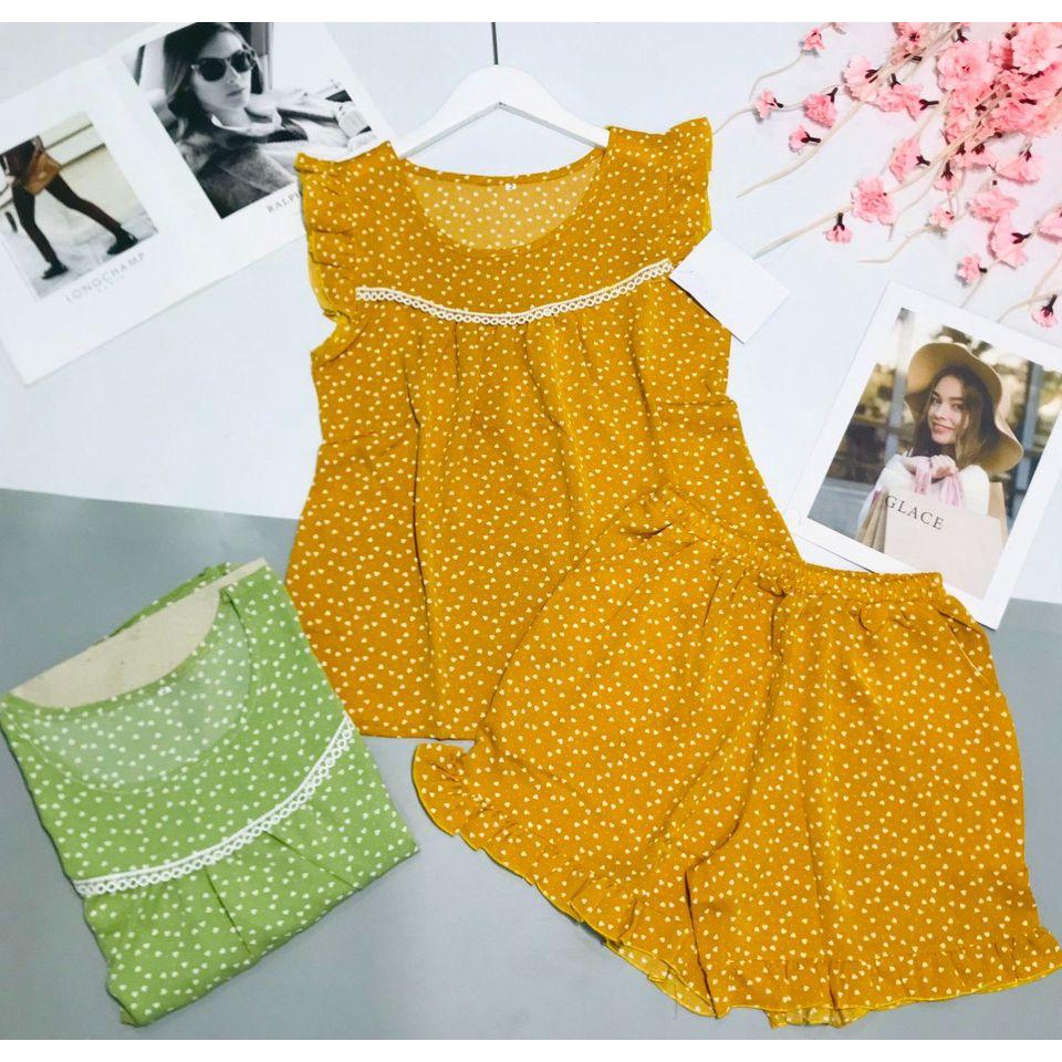 Bộ đùi chấm bi chất mango với thiết kế áo cánh tiên thoáng mát
