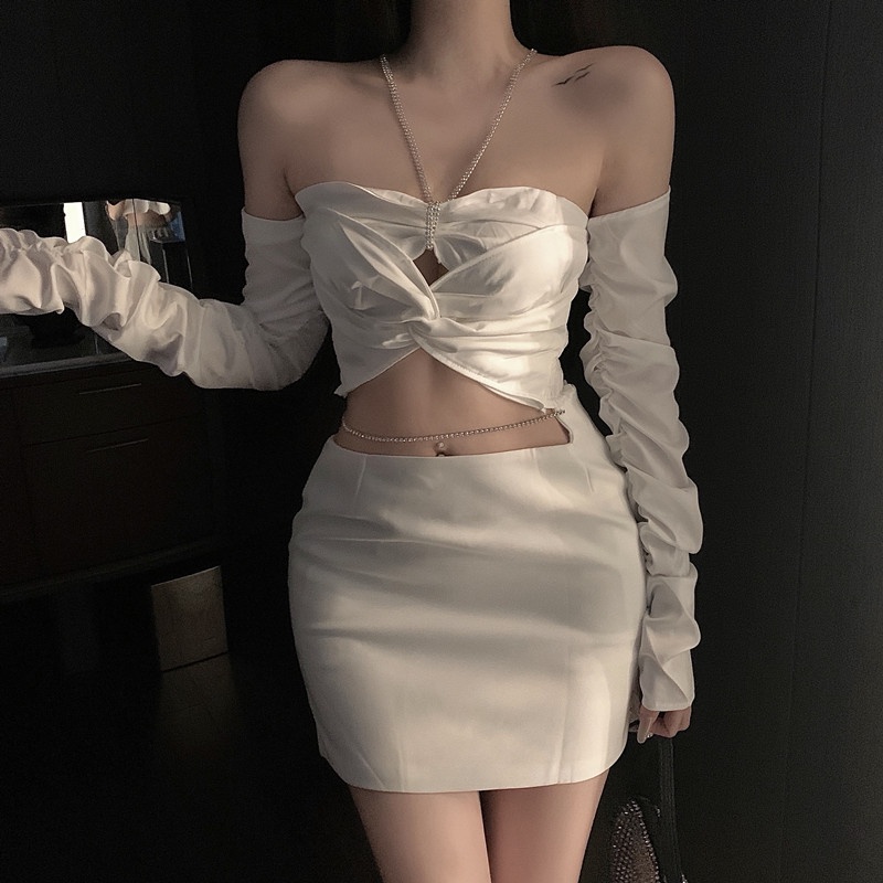 Set trắng áo croptop xoắn ngực cổ dây yếm đính đá phối váy ngắn xẻ eo quyến rũ gợi cảm (có hình thật)