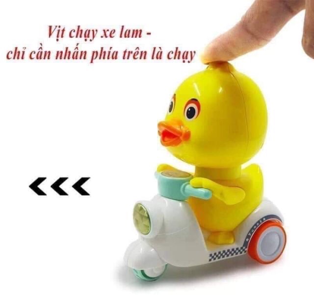 Đồ chơi vịt con chạy xe vespa siêu ngầu