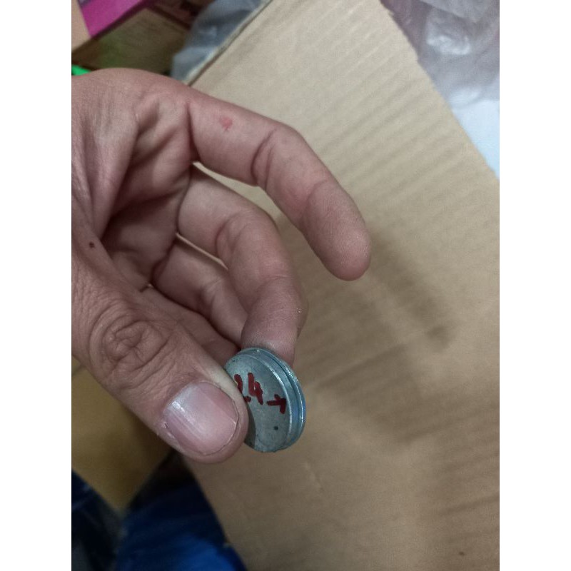 Nam châm vĩnh cửu trắng neo mạnh 3.4cm dày 4ly có lỗ giữa. 589nhattao