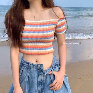 Áo croptop trễ vai Lisa
