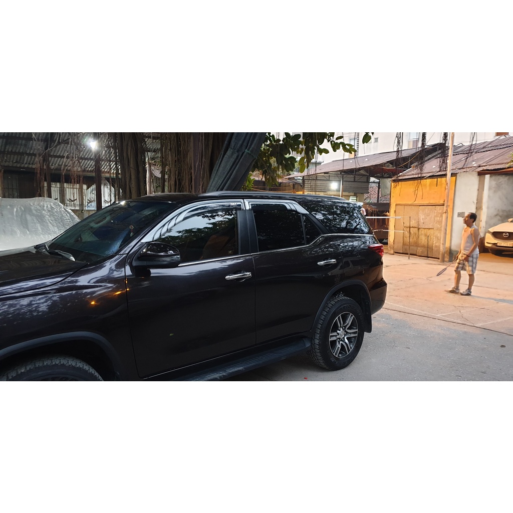 Nẹp viền chân chân kính xe Toyota Fortuner đời 201-2019