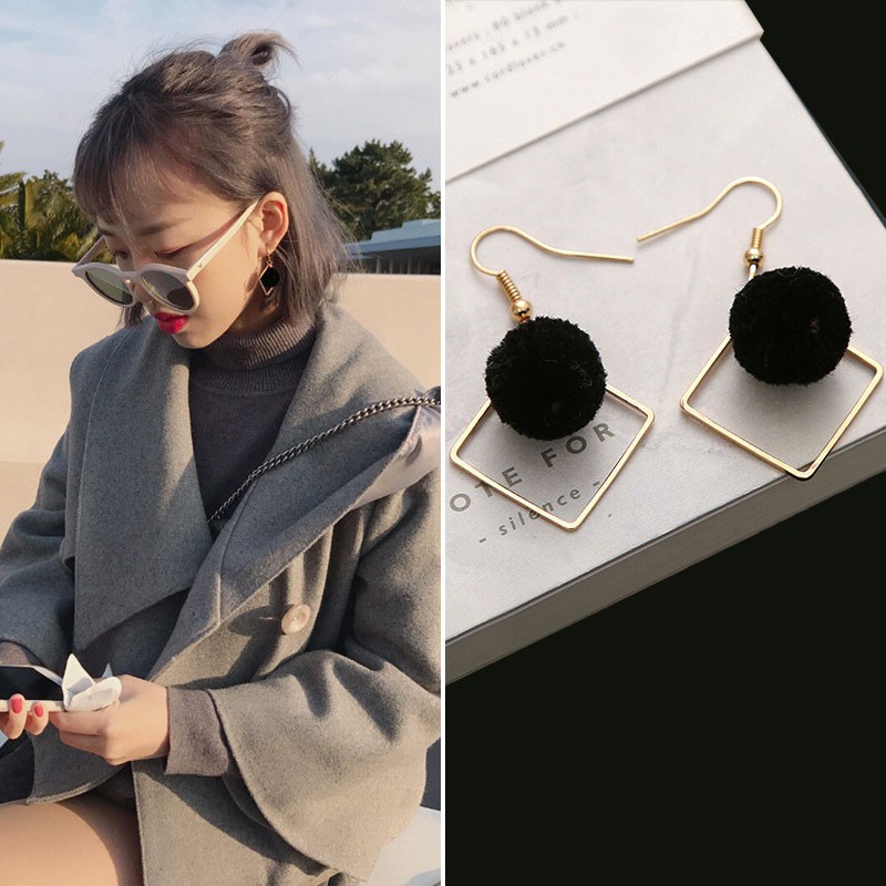 Bông khuyên tai cục bông màu đen mix khung hình vuông phong cách Hàn Quốc