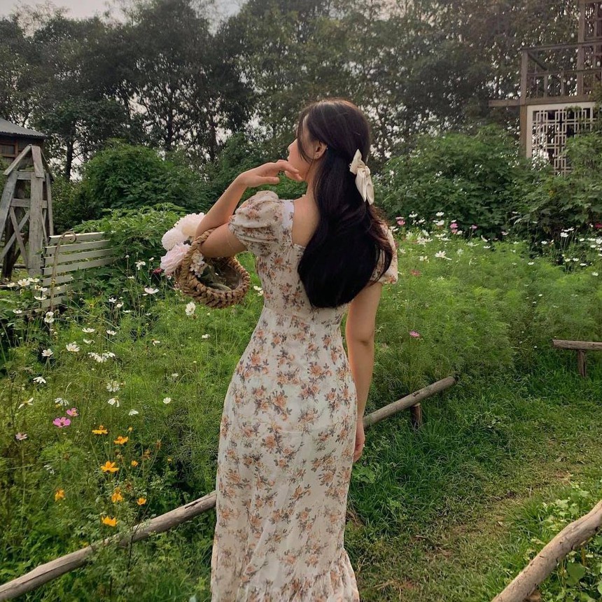 Đầm hoa thêu cổ vuông nhún ngực xẻ tà lai bèo